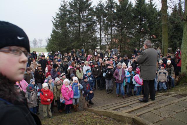 10. Pod pomnikiem w Fiszewie.jpg